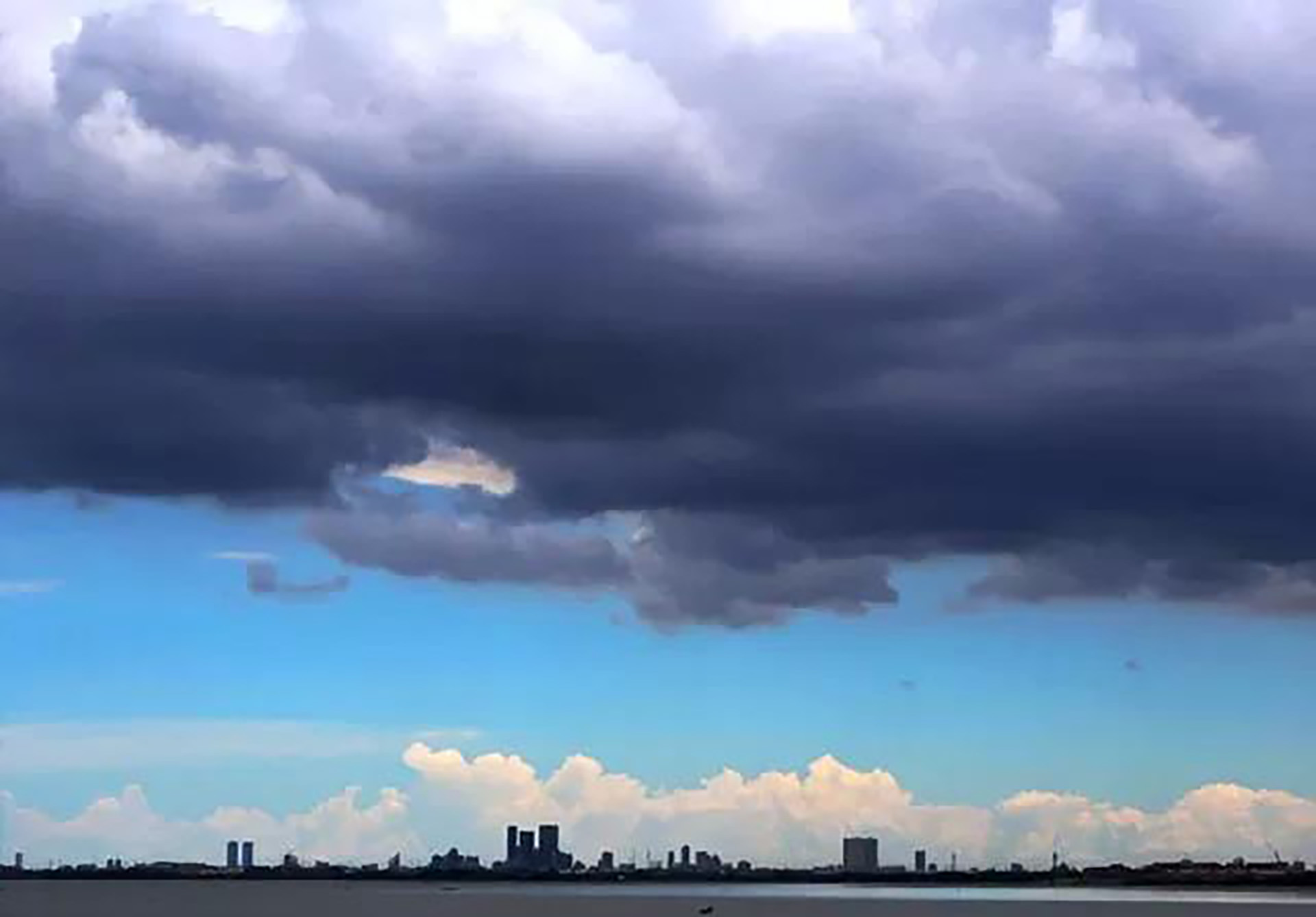 Mendung tebal terlihat di langit Surabaya. Kota ini berpotensi mengalami hujan lebat. (Riana Setiawan/Jawa Pos)
