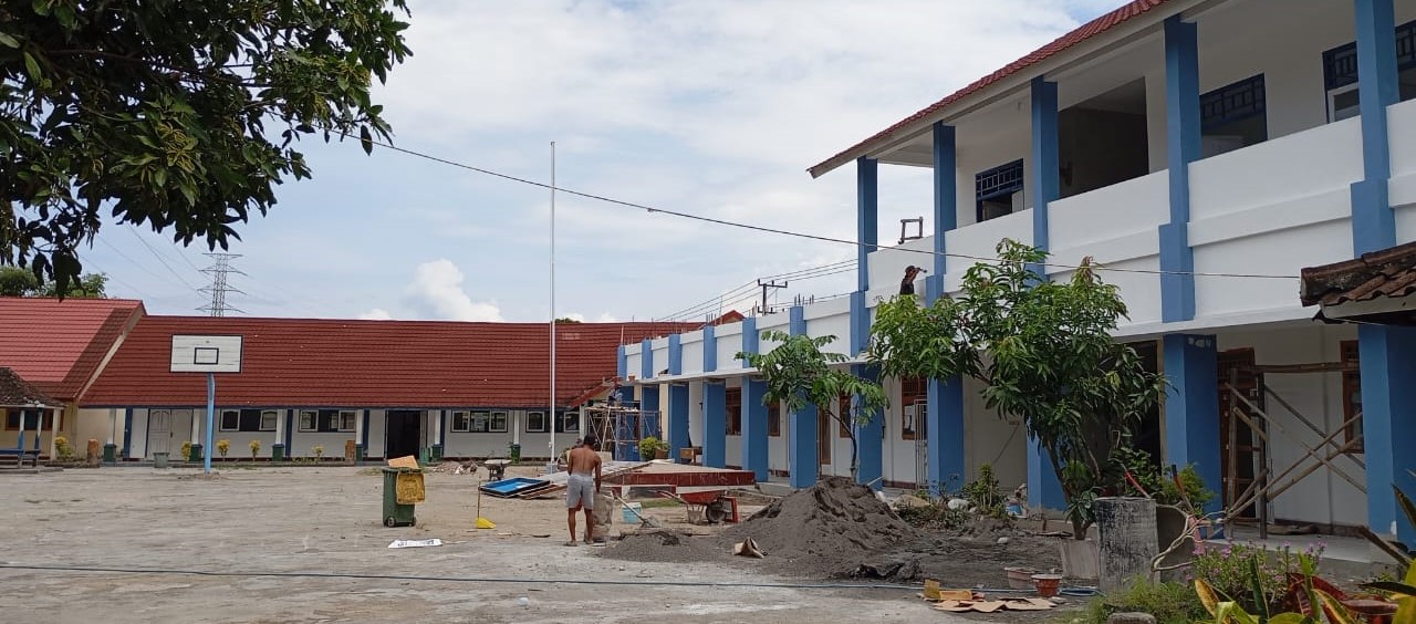 Seorang pekerja pada proyek strategis Pemkot Mataram di SMPN 17 Mataram, pekan lalu. SMPN 17 Mataram minta penundaan uji coba Full Day School karena masih pembenahan fasilitas sekolah.