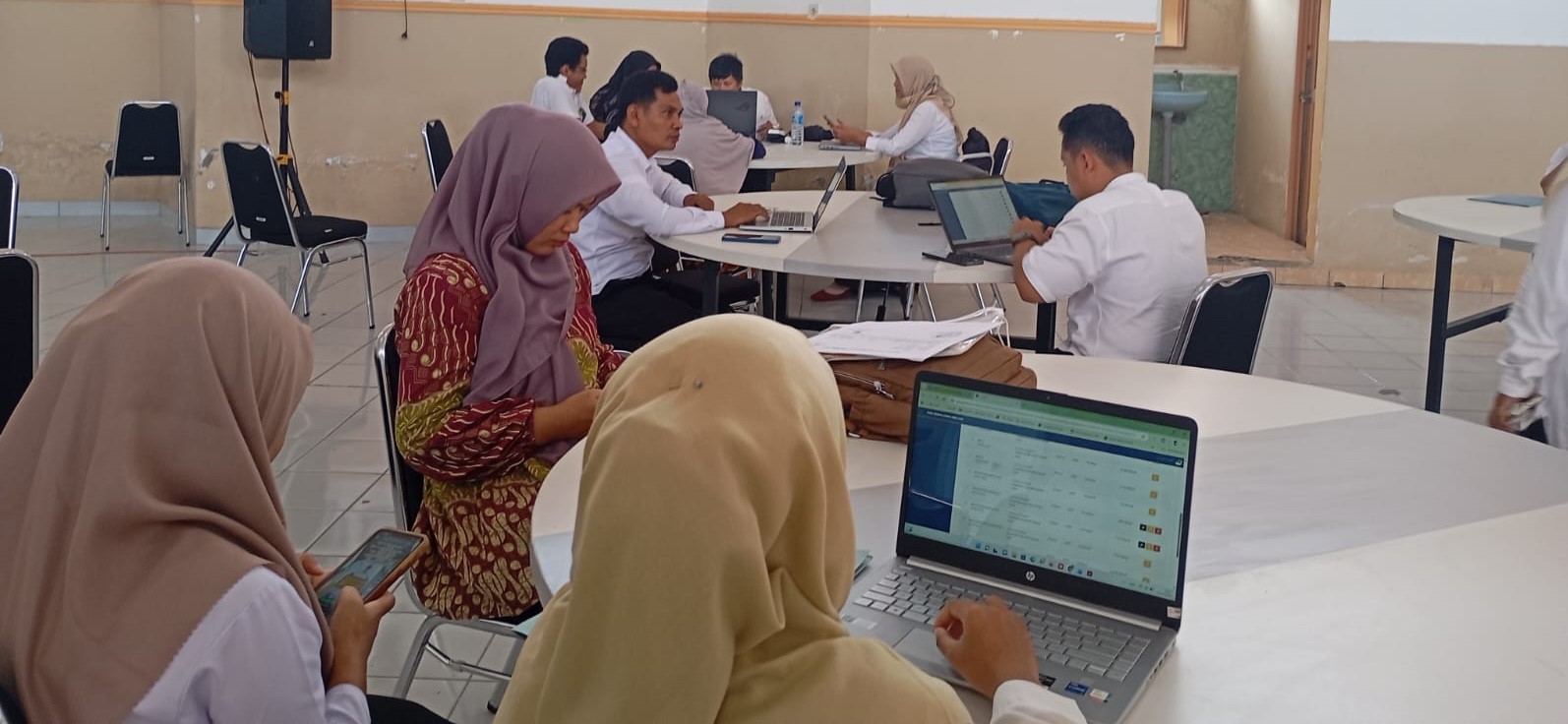 Para guru dan tenaga kependidikan paro waktu Kota Mataram usai ditandatangani perjanjian kerja oleh kepala dinas di Aula Disdik Kota Mataram, Rabu (7/1).Sebanyak 400 lebih GTK paro waktu teken kontrak