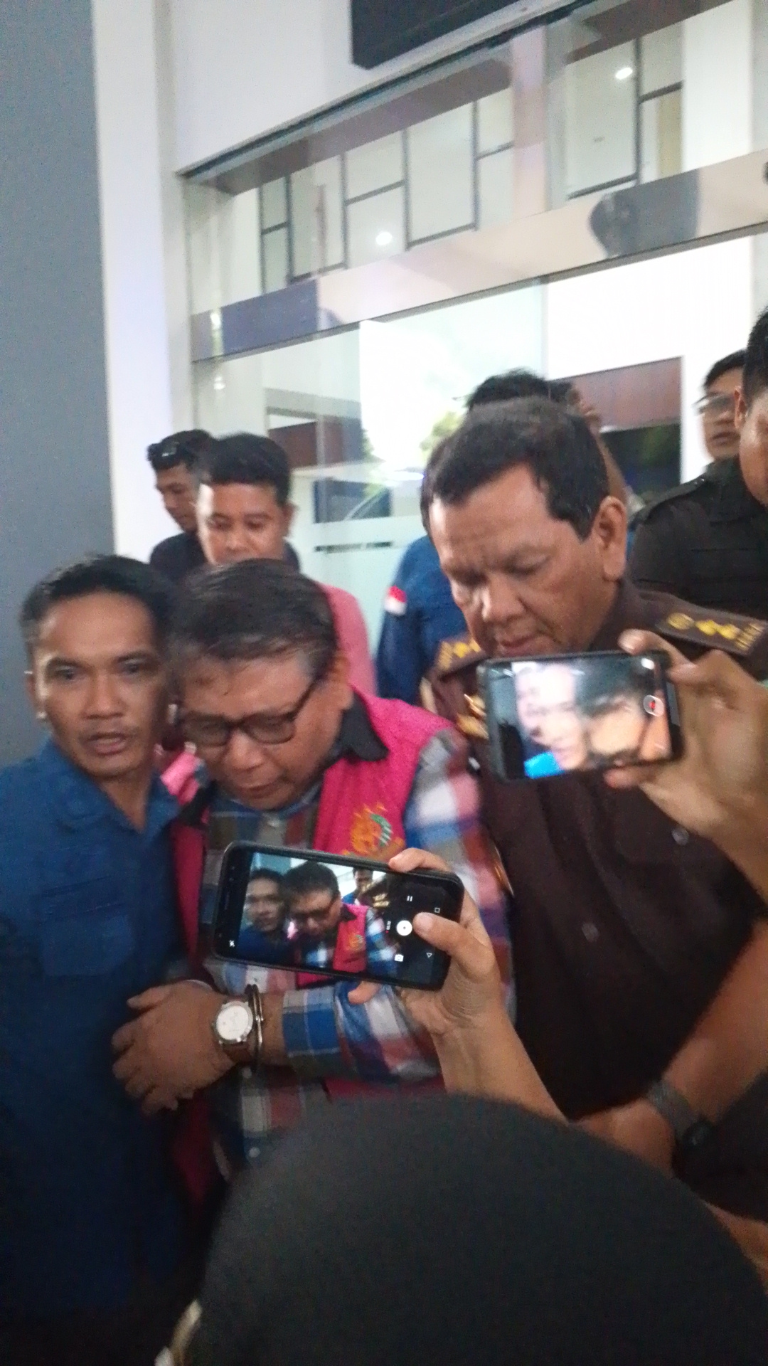 DITAHAN: Tersangka korupsi pengadaan lahan untuk sirkuit MXGP di Samota Sumbawa dikawal jaksa saat hendak ditahan, Kamis (8/1).