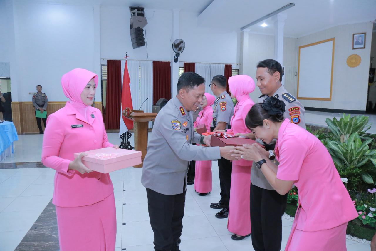 Kapolda NTB Irjen Edy Murbowo menyalami pejabat dan istrinya dalam sertijab di Gedung Sasana Dharma, Kamis (8/1).