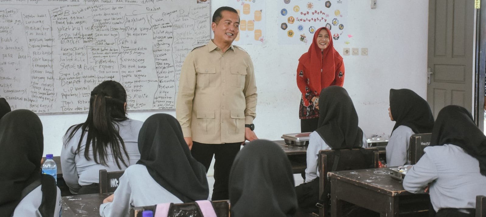 Gubernur NTB Lalu Muhamad Iqbal saat berkunjung ke SMAN 1 Tanjung, Kamis (8/1). Jangan nikah muda, kejar pendidikan tinggi, pesan Gubernur NTB Kunjungi SMAN 1 Tanjung.