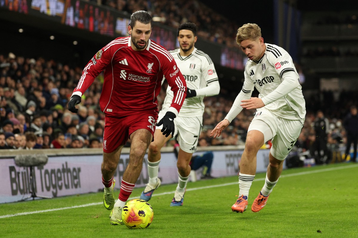 Gelandang Liverpool asal Hungaria, Dominik Szoboszlai (kiri), saat melawan Fulham pada 4 Januari 2026. (Foto: Adrian Dennis / AFP)