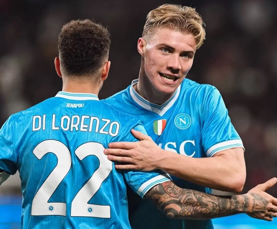 Rasmus Hojlund rayakan gol bersama Di Lorenzo saat mengantarkan Napoli ke final Supercoppa Italiana kalahkan AC Milan.