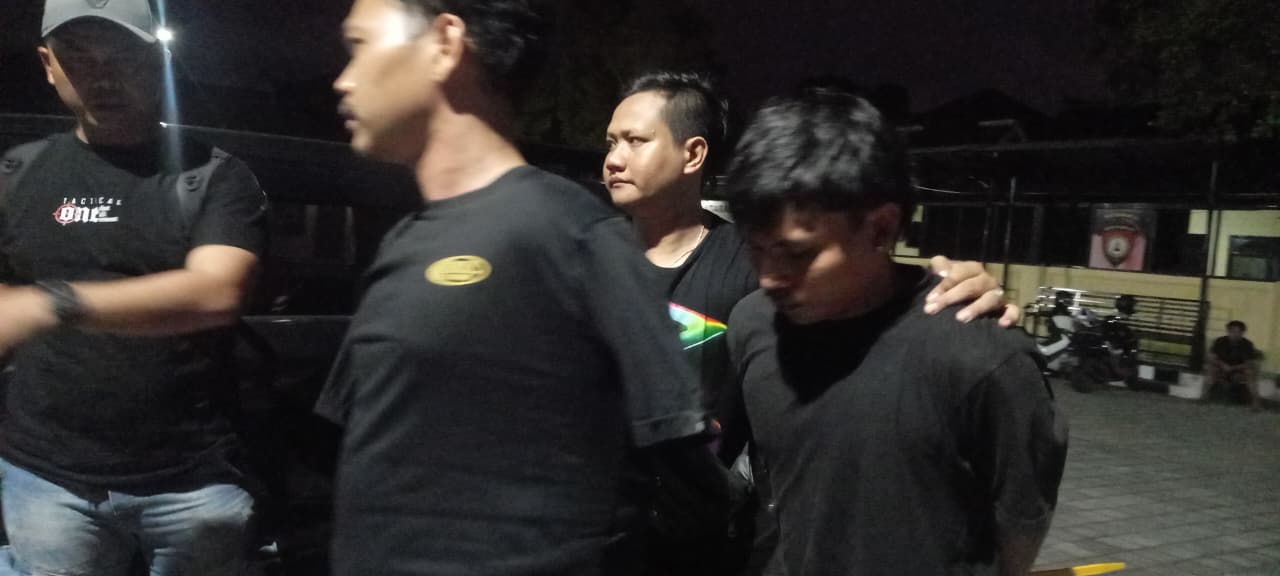 DICIDUK: Polisi menggiring pengedar sabu berinisial MA ke kantor Satresnarkoba Polresta Mataram setelah penangkapan, Selasa malam (6/1).