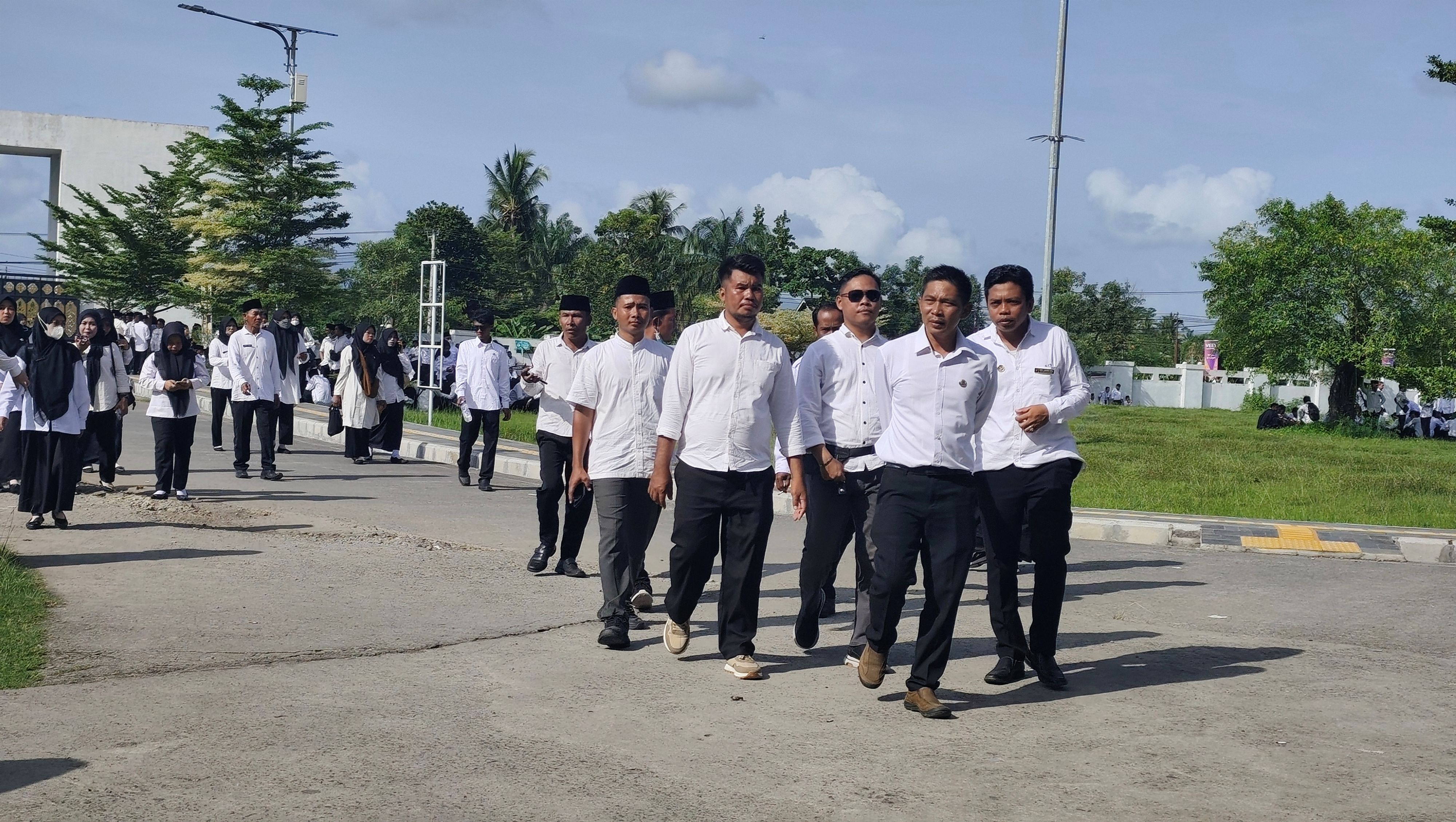 SABAR DAN BERSYUKUR: Sejumlah PPPK paro waktu usai mengikuti upacara penerimaan SK Pengangkatan di halaman kantor bupati, beberapa waktu lalu.