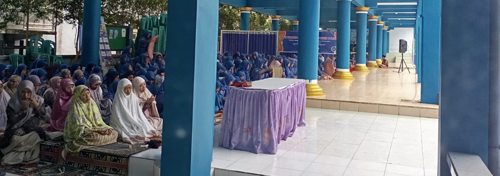 Siswa dan guru SMPN 15 Mataram melaksanakan salat duhur berjamah di aula sekolah setempat, Kamis (8/1). Nol kasus perundungan di SMPN 15 Mataram, sukses terapkan strategi preventif berlapis.