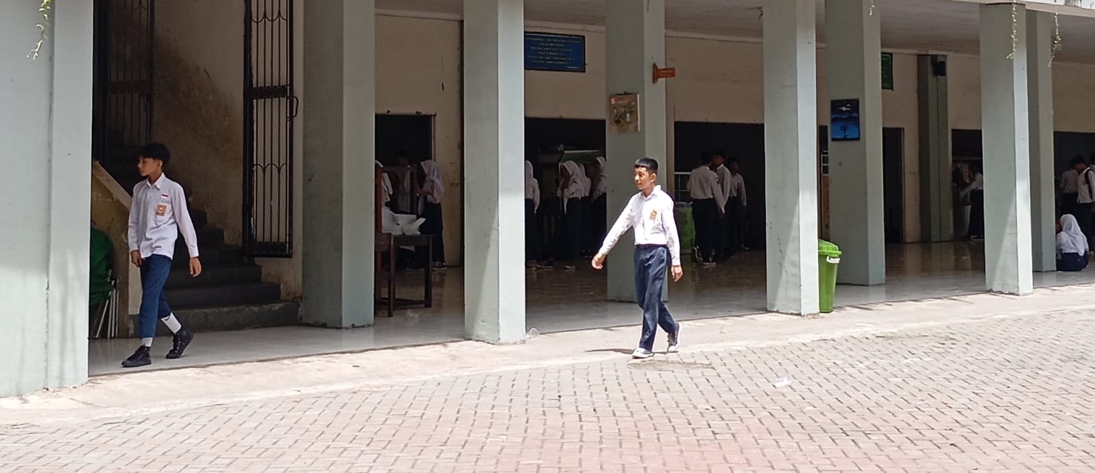 Sejumlah siswa SMPN 6 Mataram bermain di halaman sekolah saat jam istirahat, Selasa (6/1). Sekolah ini akan mulai uji coba Full Day School mulai 12 Januari.
