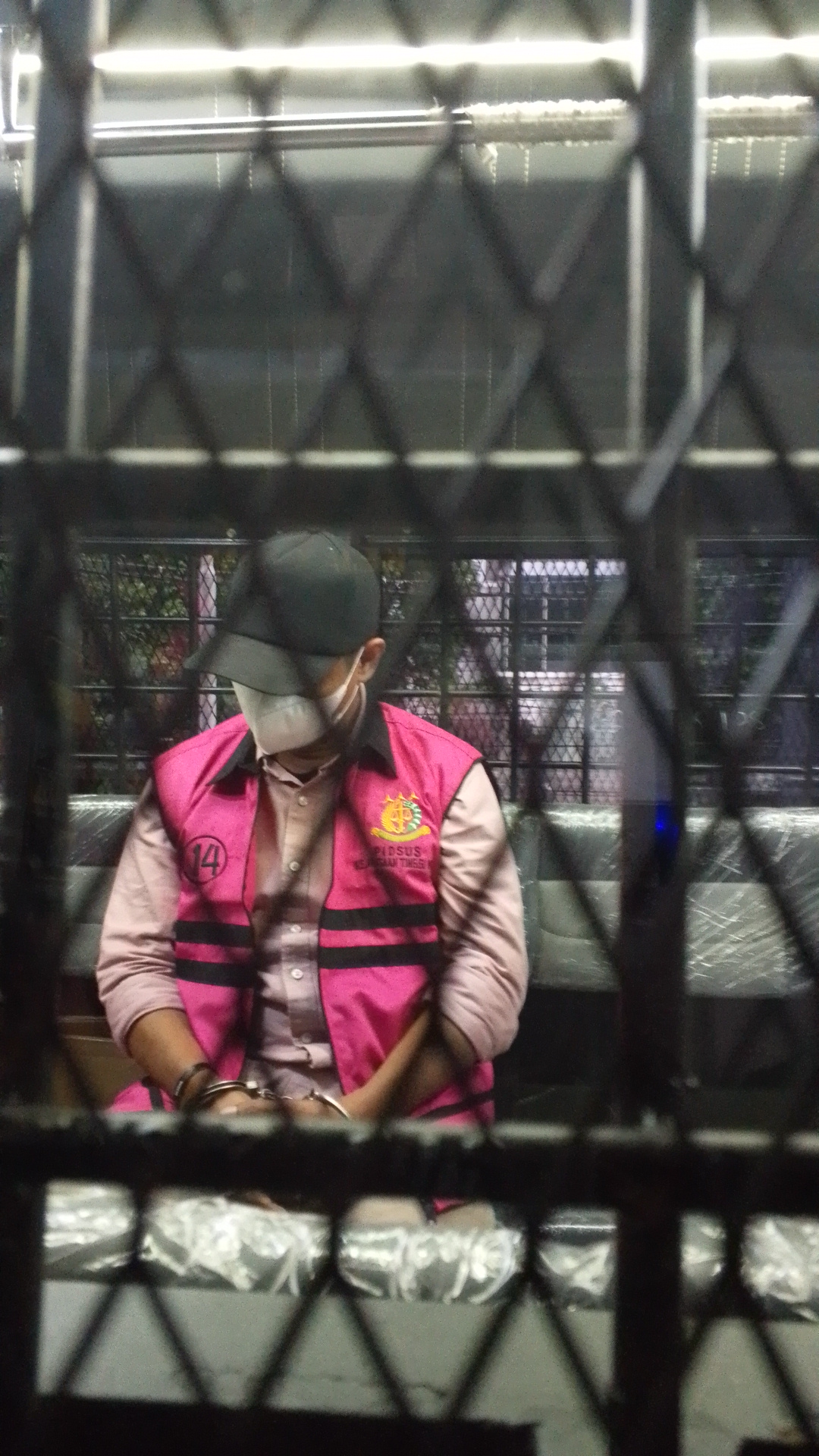 Tersangka korupsi pengadaan lahan MXGP di Samota Sumbawa Subhan duduk di kursi mobil tahanan Kejati NTB, Kamis malam (8/1).