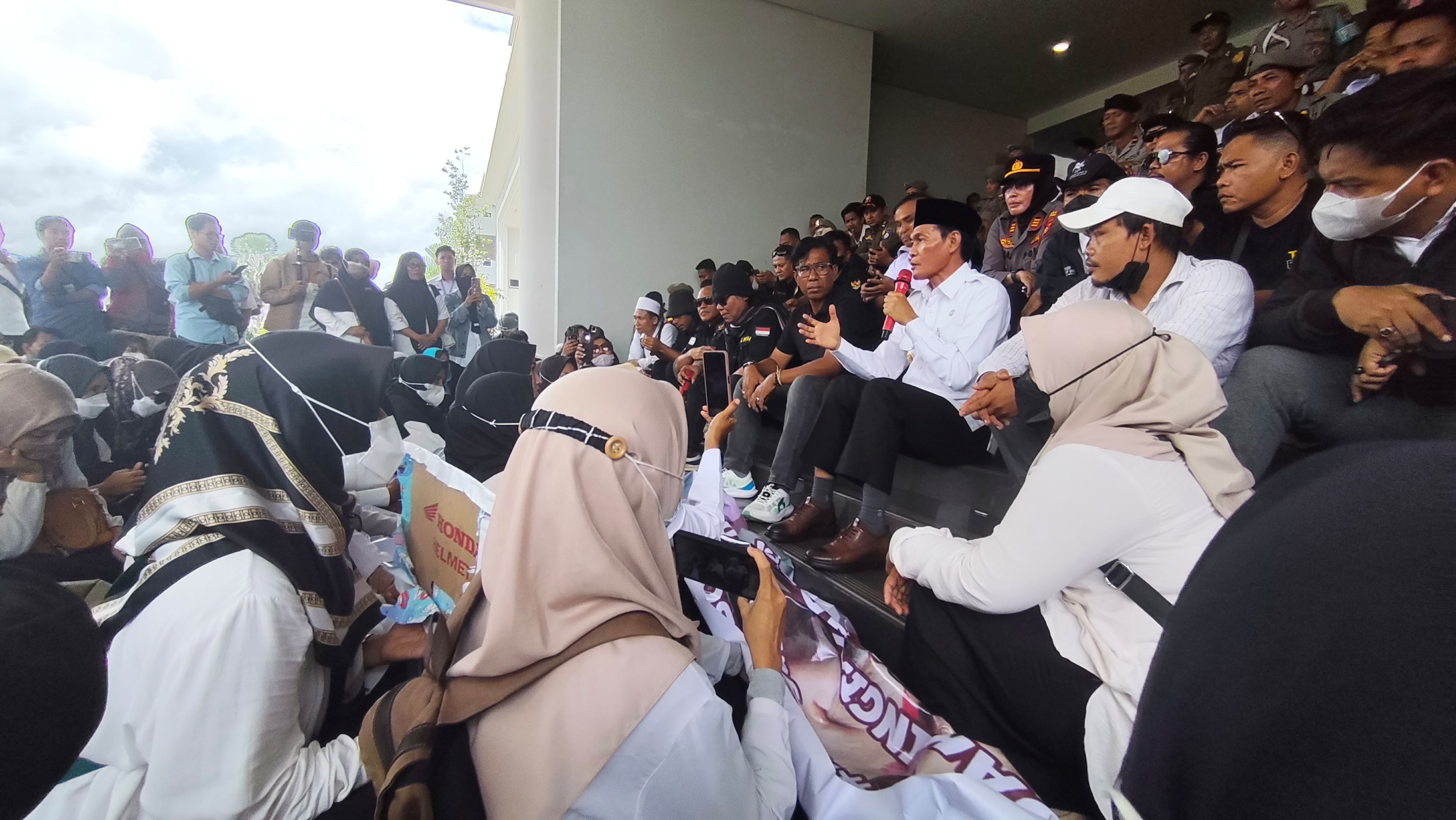 Wakil Bupati Lombok Tengah M Nursiah menemui ratusan guru honorer yang menolak dirumahkan di lobi kantor bupati, Rabu (7/1).