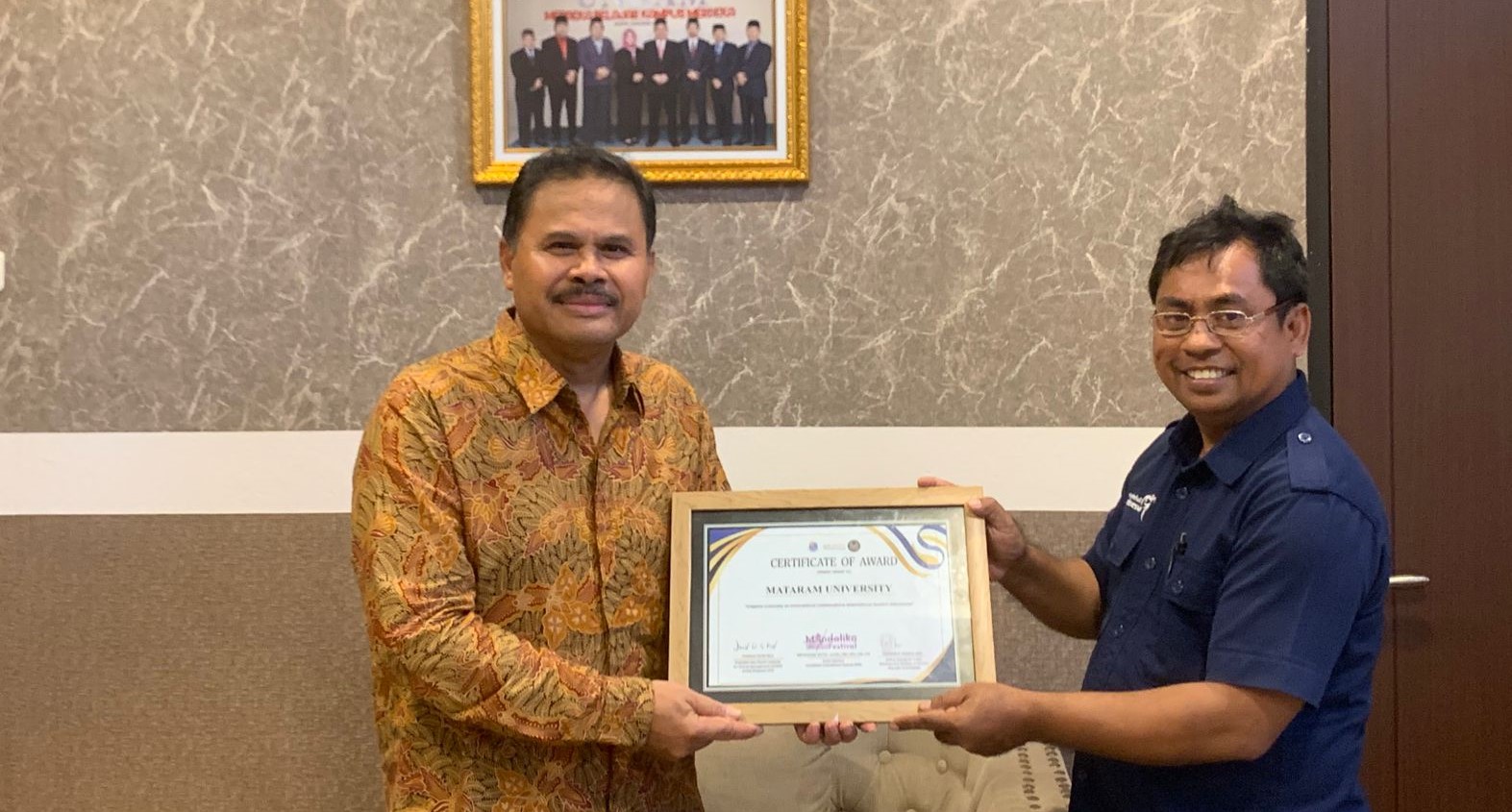Rektor Unram Prof Bambang Hari Kusumo (kiri) menerima sertifikat internasional atas dedikasinya dalam kolaborasi penerimaan mahasiswa internasional serta dukungan terhadap event pariwisata di Ruang Ta