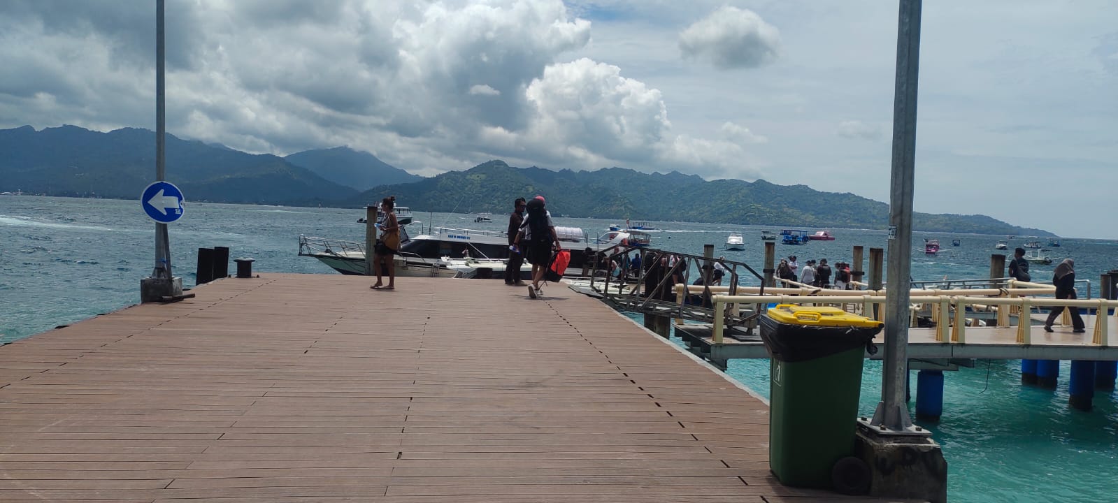 HATI-HATI: Penumpang turun di dermaga Gili Air kemarin. Ombak diakui tinggi dalam satu pekan terakhir