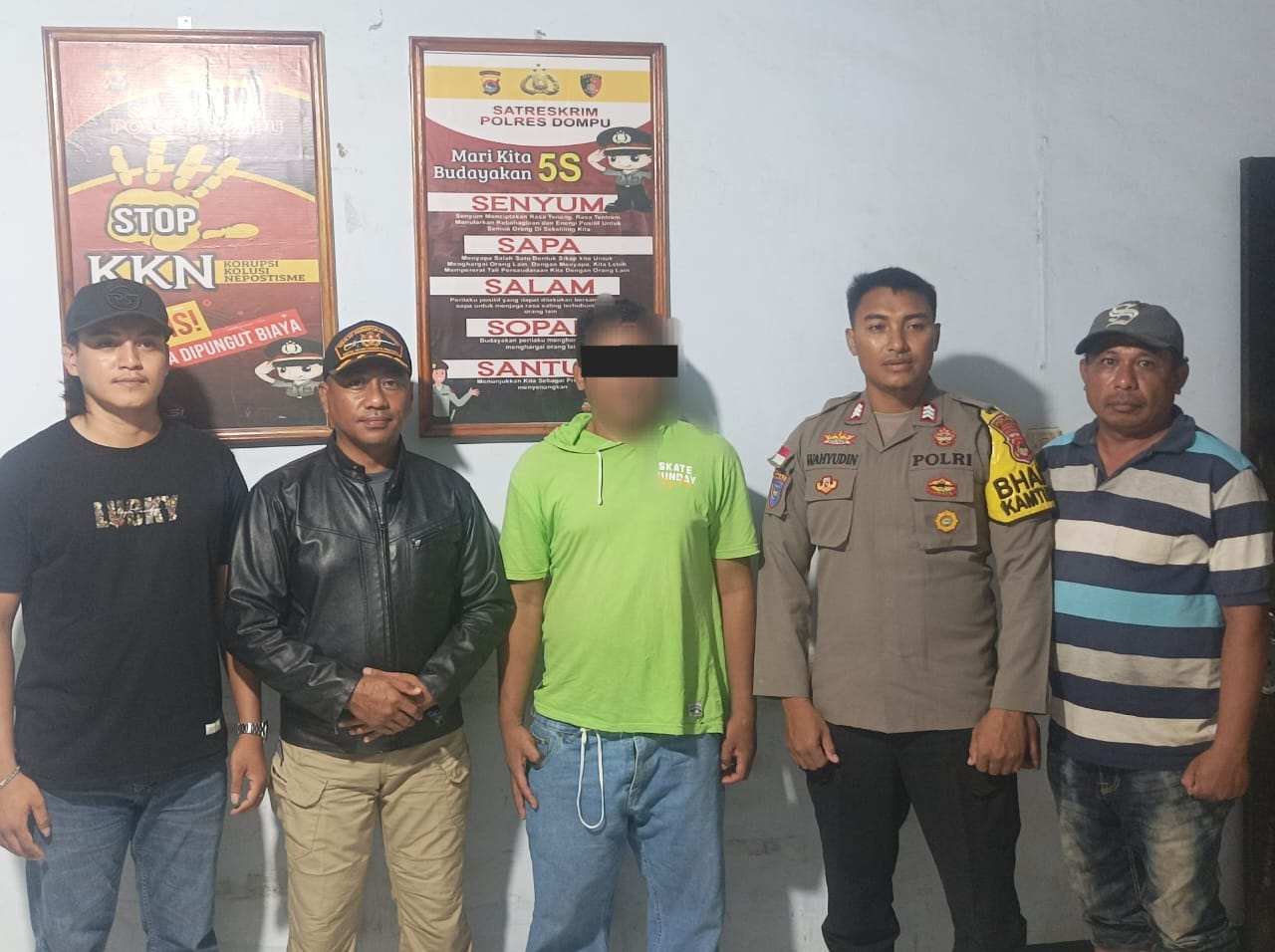 Pelaku KDRT A diamankan di Polsek Huu, Rabu (8/1).