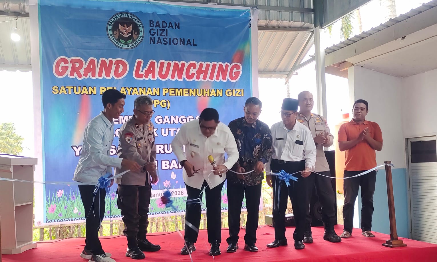 POTENSI LOKAL: Wakil bupati Lombok Utara Kusmalahadi Syamsuri (dua dari kiri) memotong pita, menandai peluncuran SPPG Rempek