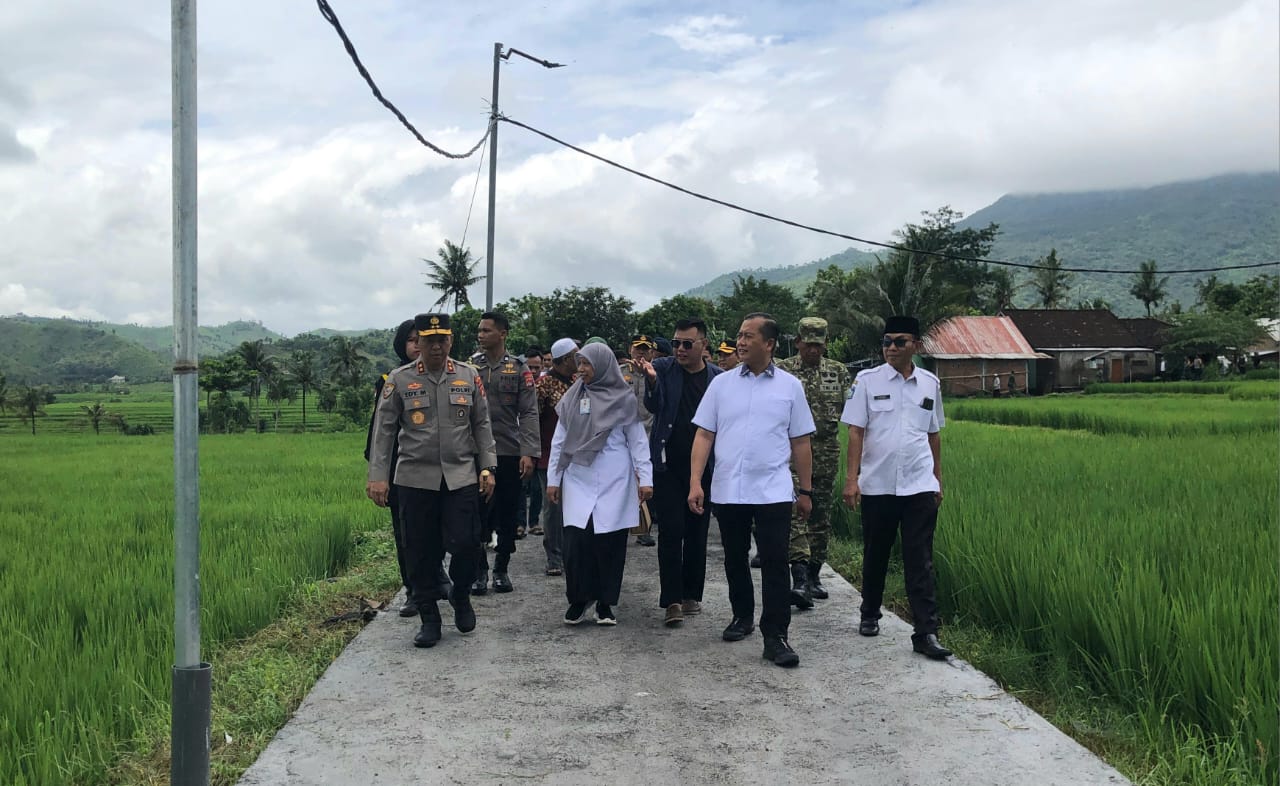 CEK LAHAN PERTANIAN: Gubernur NTB Lalu Muhammad Iqbal didampingi Wakil Bupati Lombok Barat Nurul Adha saat meninjau lahan pertanian di Desa Banyu Urip, Rabu (7/1).