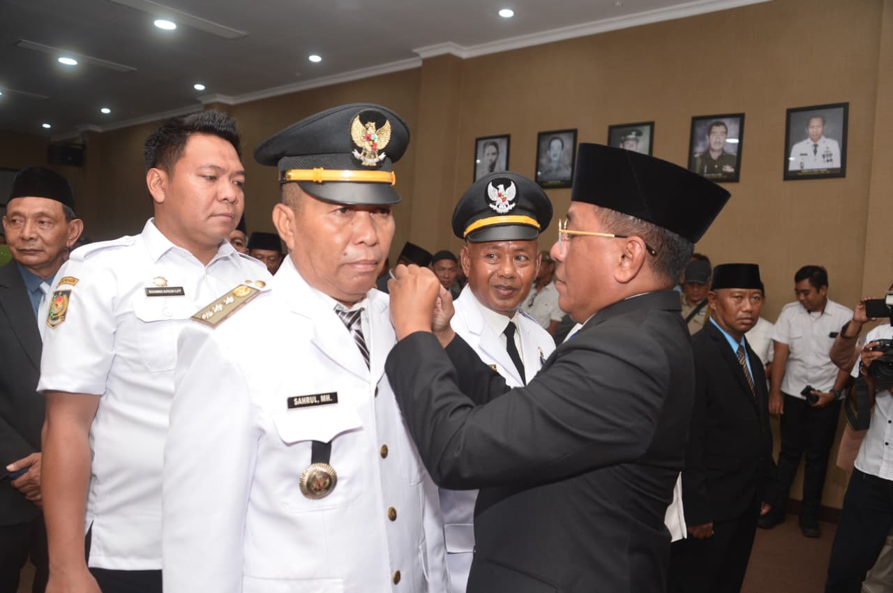 Bupati Bima Ady Mahyudi memasang pink ke salah satu pejabat yang dilantik di ruang rapat utama kantor bupati setempat, Rabu (7/1).