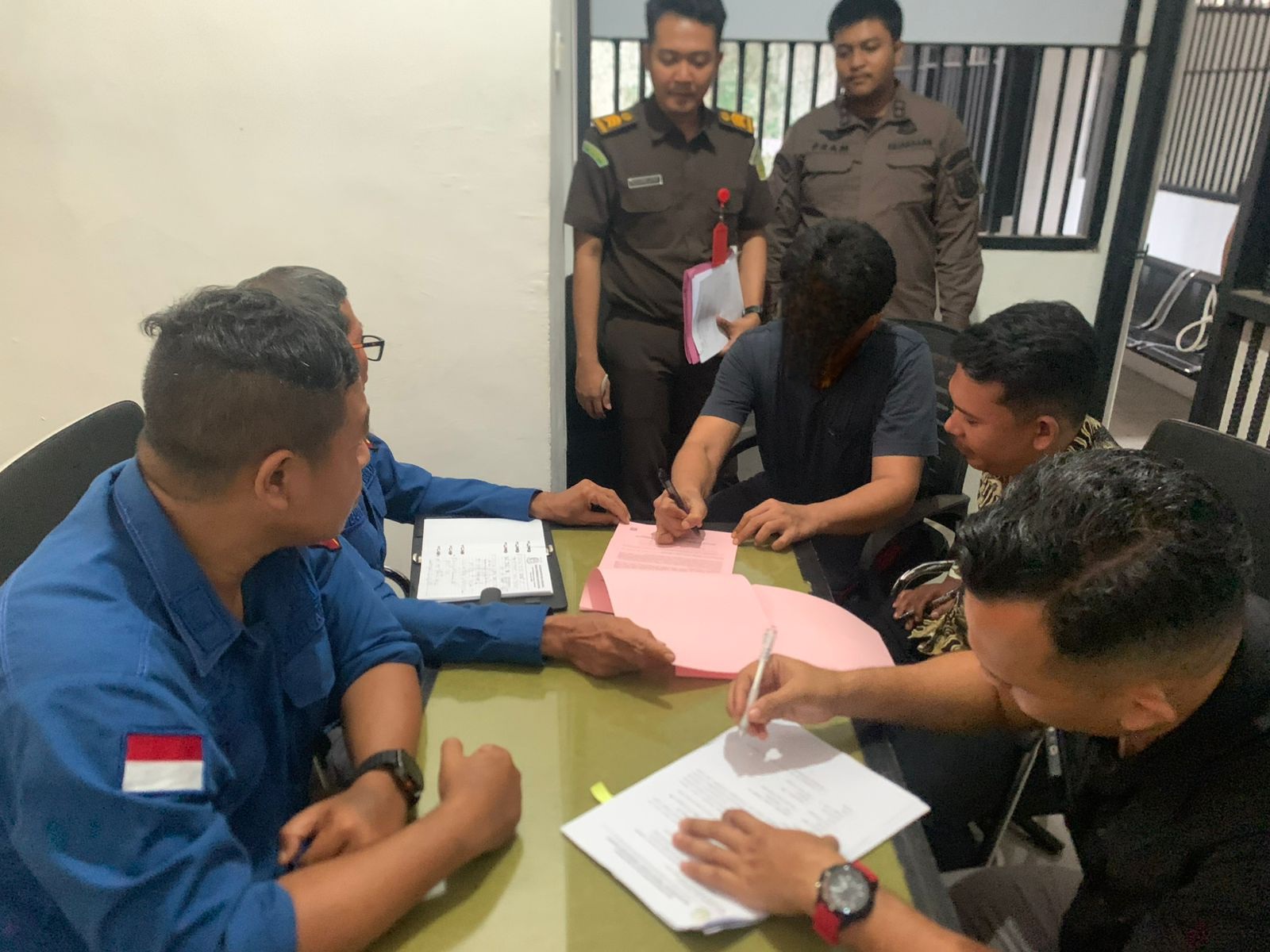 Proses pelepasan tersangka oleh penyidik Tipikor Ditreskrimsus Polda NTB di Kejati NTB, Kamis (8/1).