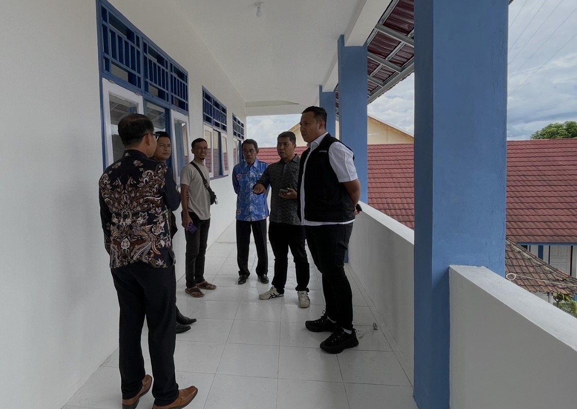 Ketua Komisi III DPRD Kota Mataram Abd Rachman saat berbincang dengan Kepala Dinas Pendidikan Yusuf di gedung SMPN 17 Mataram.