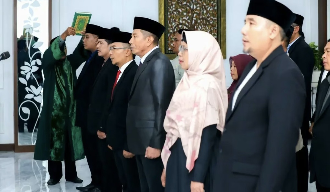 Gubernur NTB Lalu Muhamad Iqbal mengukuhkan dan melantik pejabat berdasarkan Struktur Organisasi dan Tata Kerja (SOTK) baru, Jumat (2/1)
