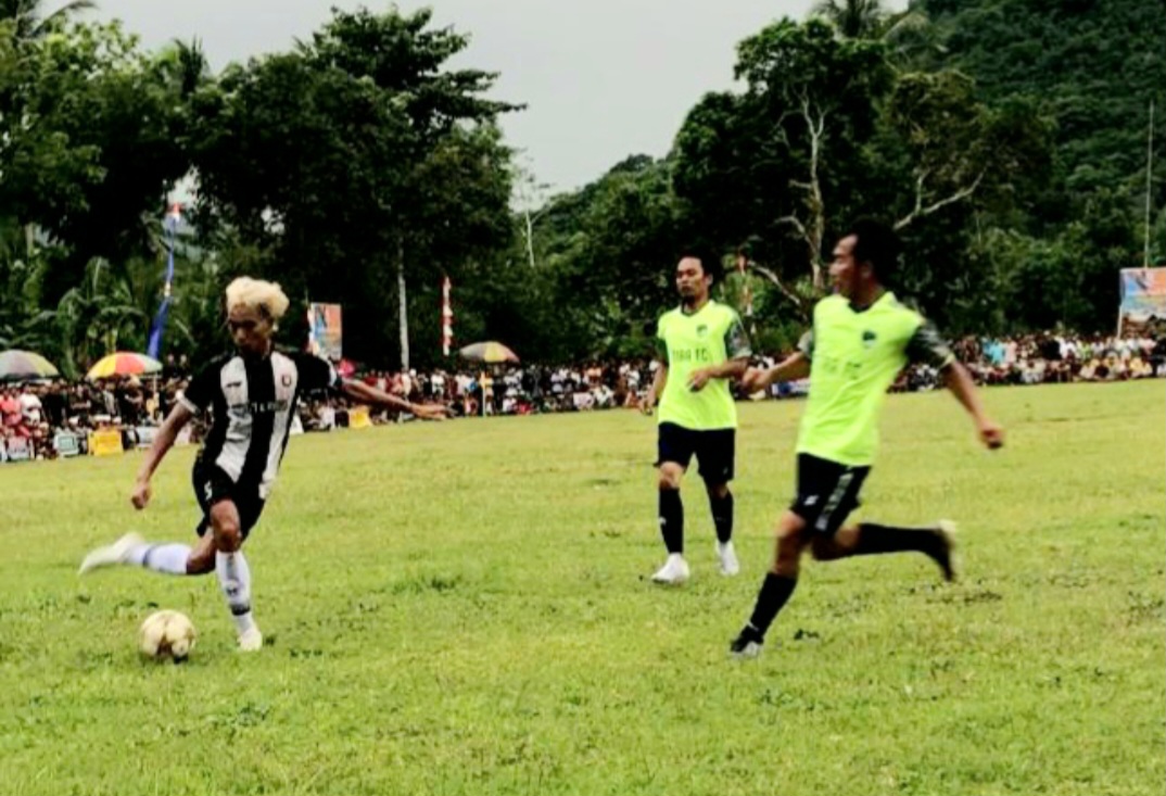 BINTANG TARKAM: King Polo saat bermain membela Tim Bintang Kemauk di laga Perang Bintang Sekotong Tengah, Selasa (6/1).