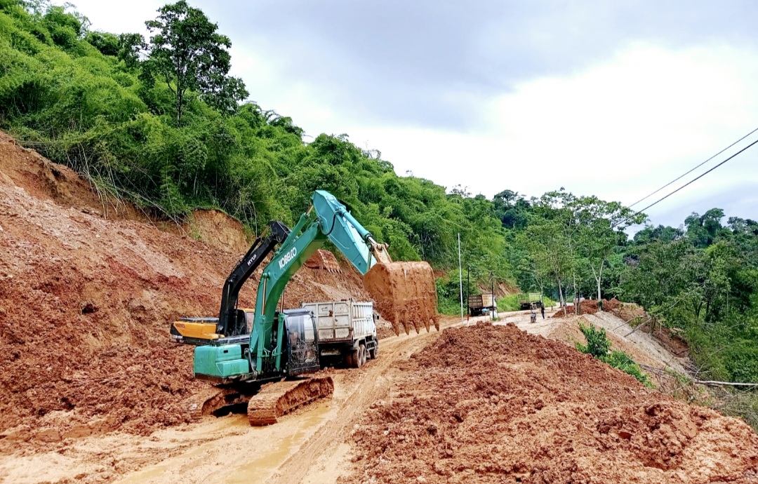 Alat berat diturunkan untuk mengerjakan proyek jalan provinsi long segment Lenangguar-Lunyuk, Kabupaten Sumbawa. PUPR NTB memberikan adendum hingga 50 hari ke depan.