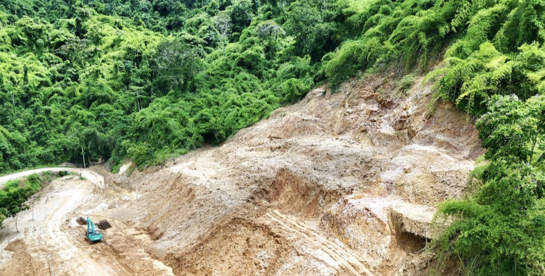Proyek jalan provinsi long segment Lenangguar-Lunyuk, Kabupaten Sumbawa, rawan longsor sehingga menghambat pekerjaan.