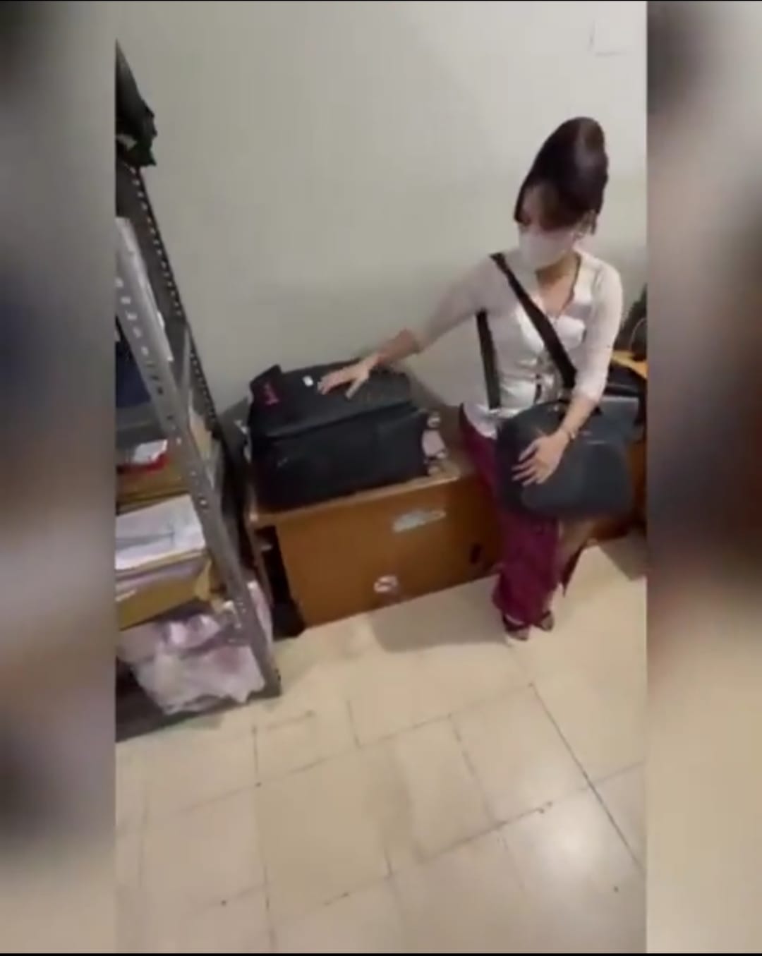 Nisya, 23 tahun, pramugari gadungan Batik Air diturunkan petugas dari pesawat untuk menjalani serangkaian pemeriksaan. (internet)