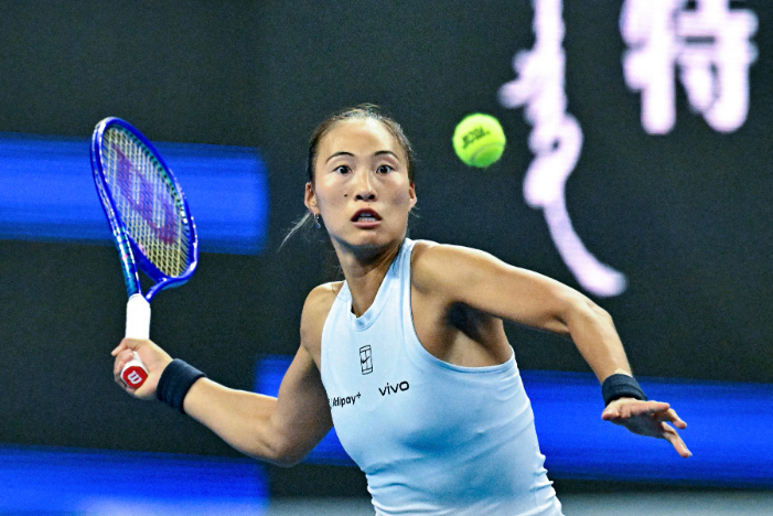 Zheng Qinwen resmi mundur dari Australian Open 2026 usai cedera siku. Finalis AO 2024 menilai kondisinya belum siap tampil di Grand Slam.