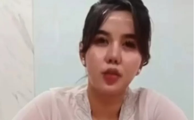 Tangkapan Layar Khairun Nisa&nbsp;mengelabui petugas bandara dan penumpang. Dengan menyamar sebagai pramugari aktif dalam penerbangan Batik Air rute Palembang&ndash;Jakarta, Selasa (6/1/2026).