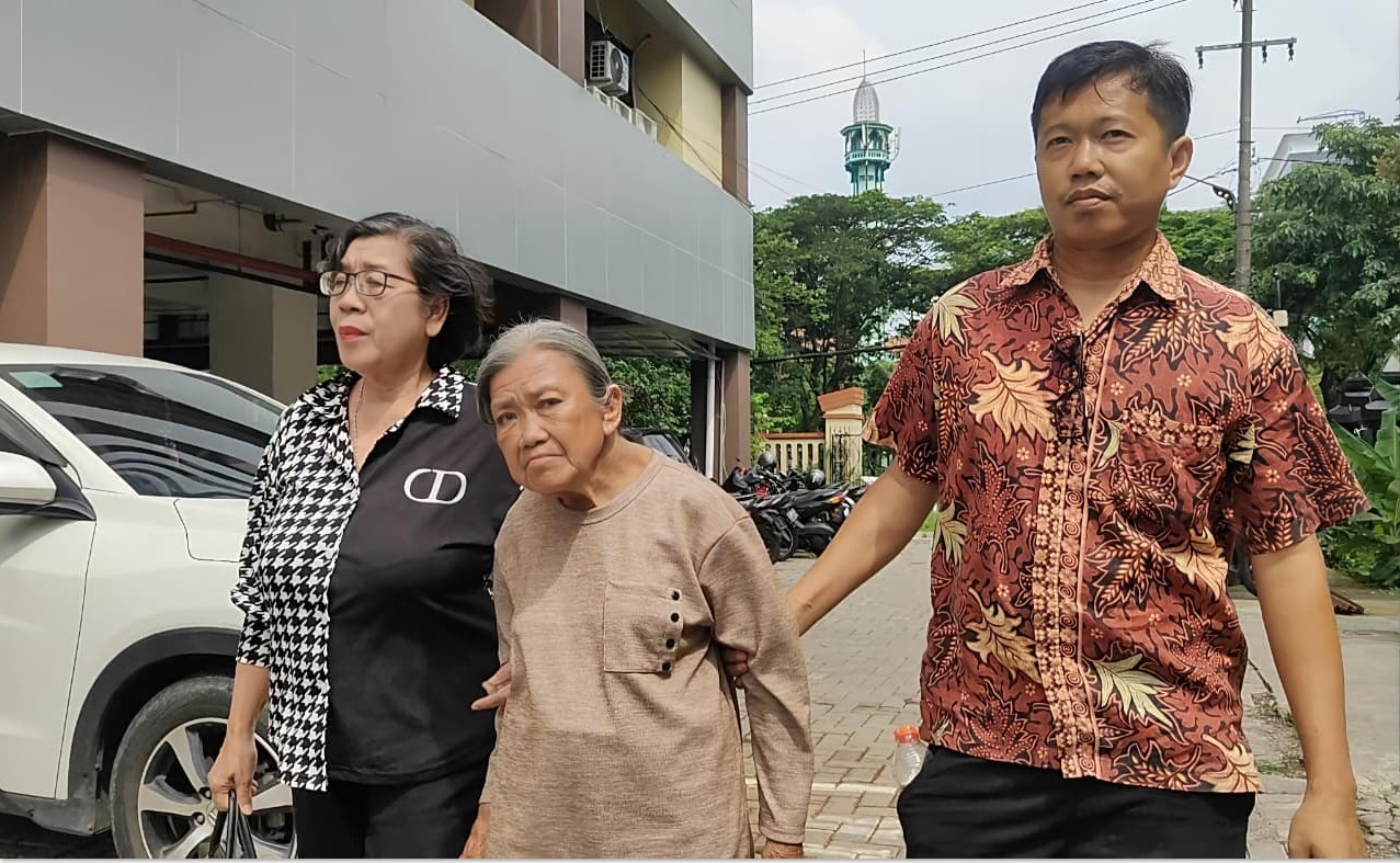 PERJUANGKAN HAK: Elina Widjajanti (tengah) didampingi Sudarsini (kiri) mendatangi Polda Jatim, Surabaya untuk memberikan keterangan (28/12).