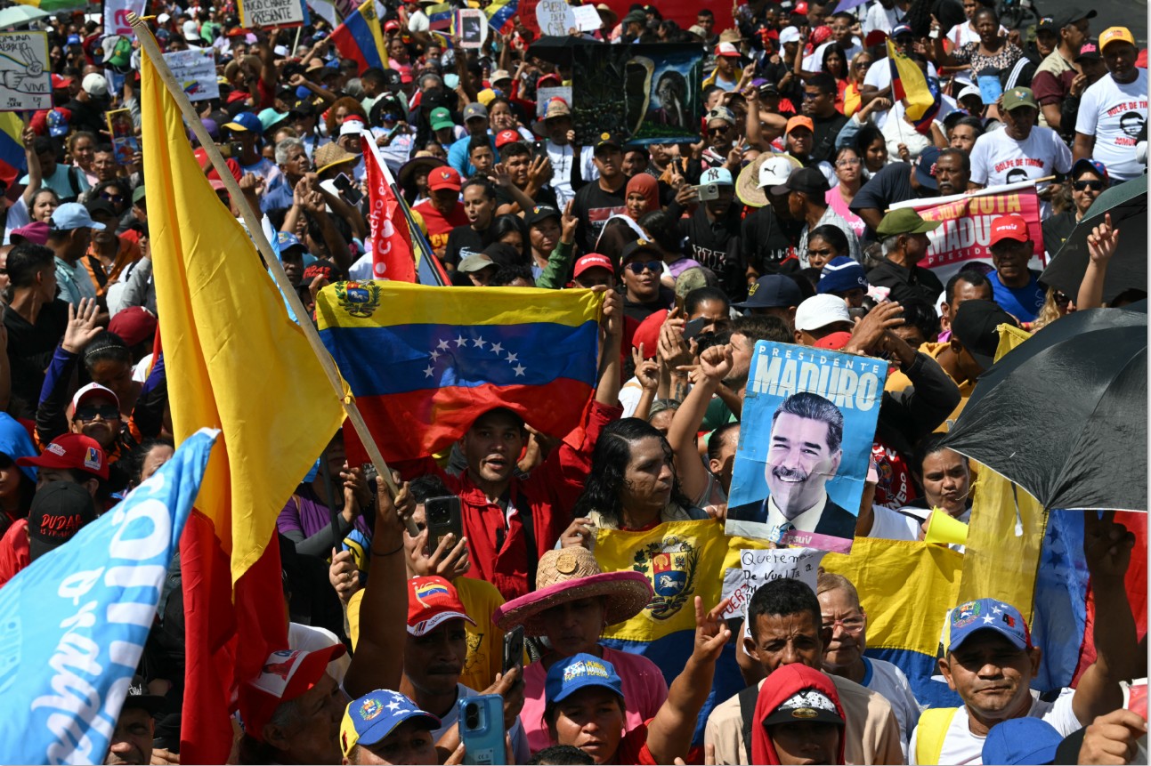 BERI DUKUNGAN: Para demonstran saat berunjukrasa memberikan dukungan untuk Presiden Nicolas Maduro yang digulingkan oleh Amerika Serikat di Caracas, Rabu (7/1).