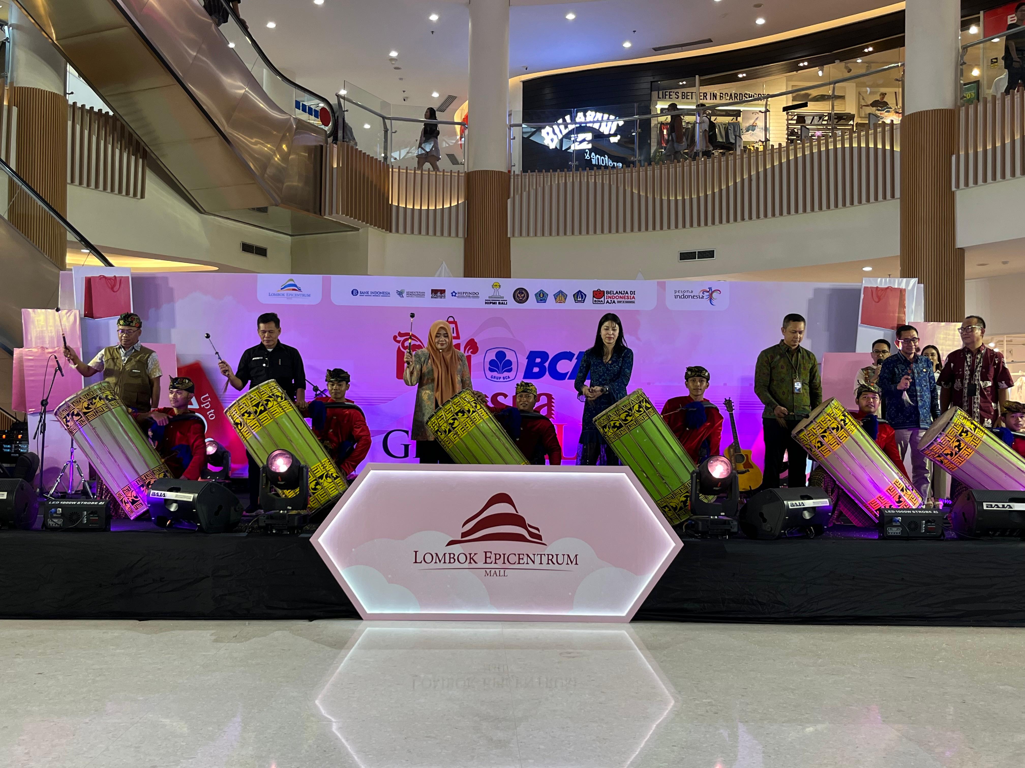 SEMARAK: Suasana pembukaan kegiatan pengundian hadiah event Bali Nusra Great Sales (BNGS) 2025 yang mendapatkan respons antusias pengunjung Lombok Epicentrum Mall (LEM).