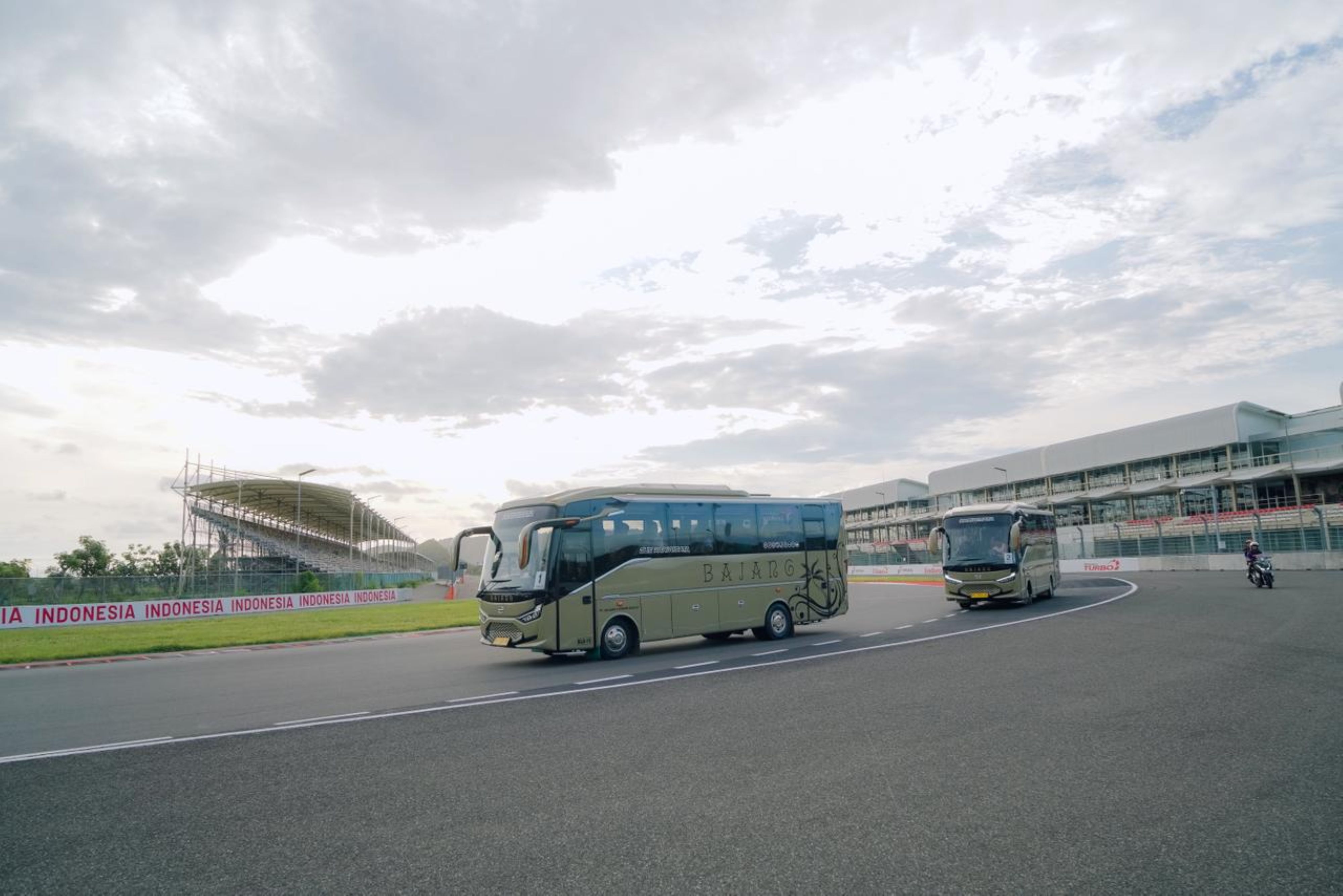 Dua unit bus wisata saat berkeliling lintasan Sirkuit Internasional Mandalika di Lombok Tengah, belum lama ini.