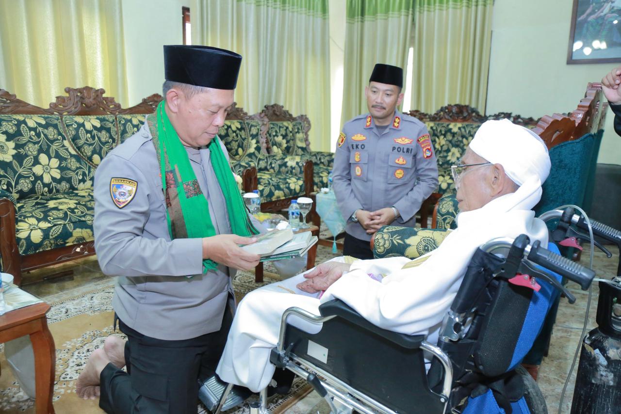 Kapolda NTB Irjen Pol. Edy Murbowo bersilaturahmi dengan Tuan Guru Bagu, Jumat (9/1).