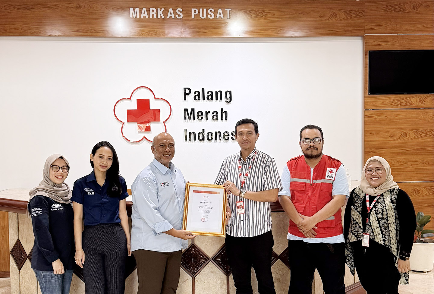 Penyerahan donasi oleh Rully Habibie, (Pgs.) Vice President Business Development MGPA kepada Kepala Divisi Pengembangan Sumber Dana PMI Pusat, Hasiando Parmonangan, di Jakarta, Jumat (9/1).