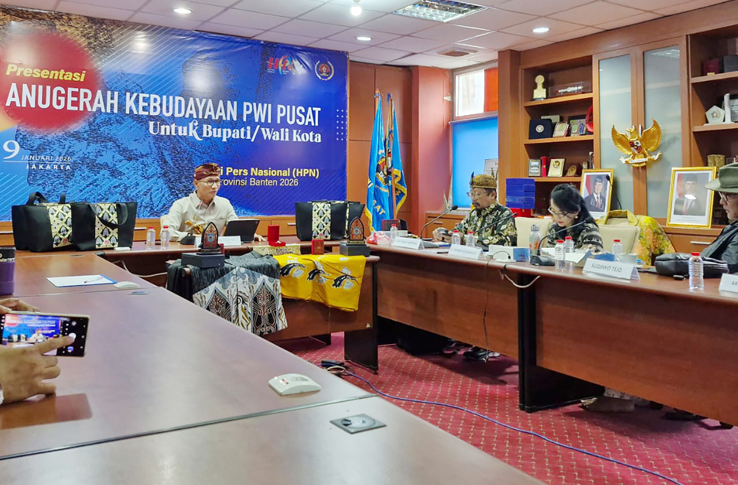 Wali Kota Mataram Mohan Roliskana (kiri) mempresentasikan
