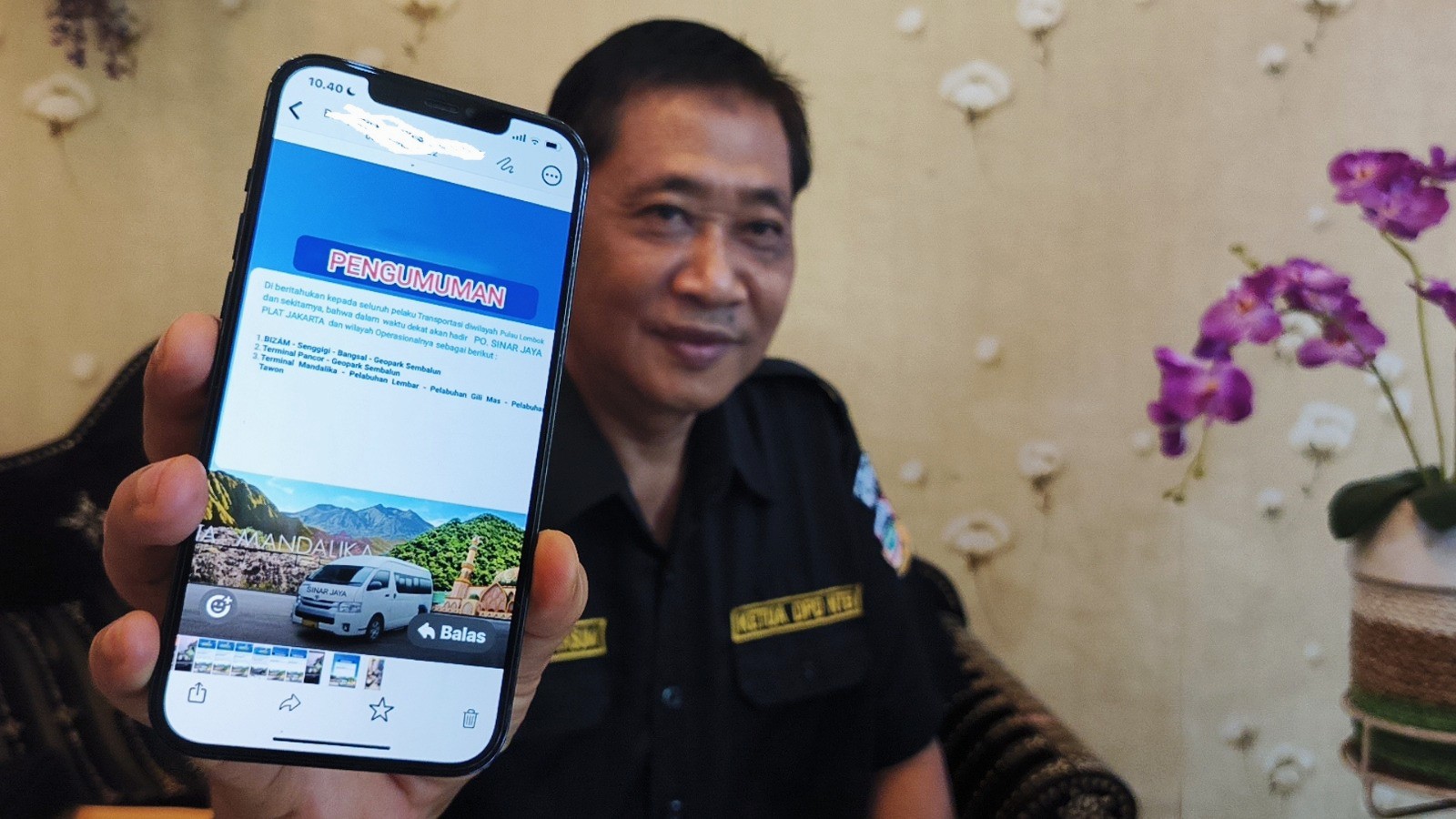 Ketua DPD Organda NTB Junaidi Kasum menunjukkan pamflet tentang perusahaan angkutan yang diduga berasal dari luar daerah dan kini beroperasi di sejumlah rute KSPN.