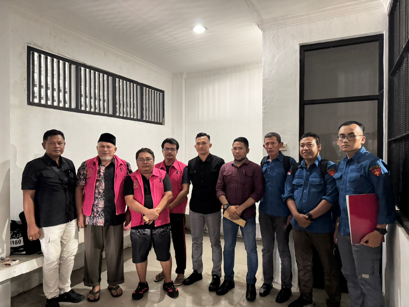 PELIMPAHAN TERSANGKA: Para tersangka Korupsi pembangunan Puskesmas Batu Jangkih Lombok Tengah dilimpahkan ke Jaksa Penuntut Umum di kantor Kejari Loteng, Kamis (8/1).