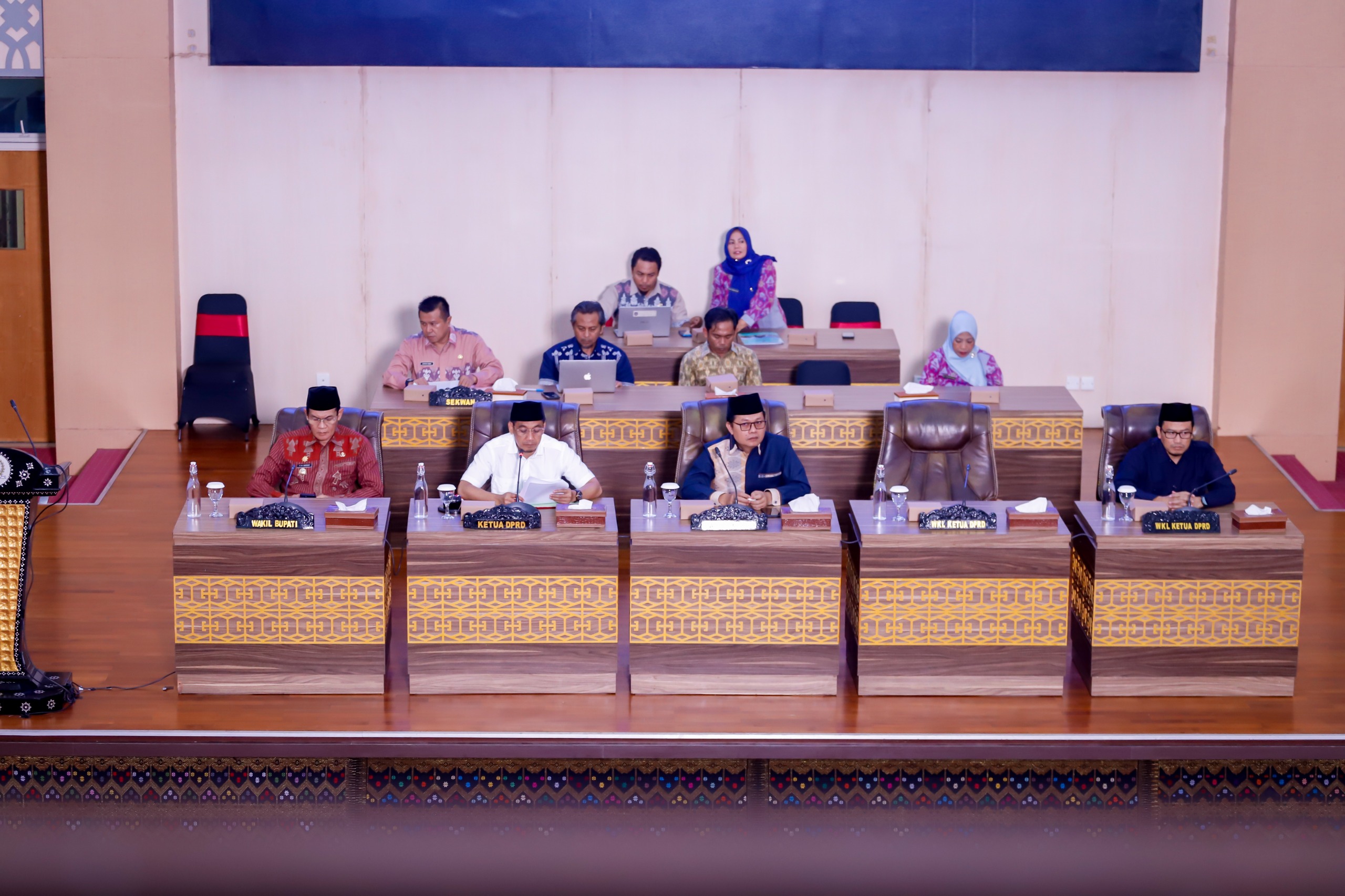 Ketua DPRD Lombok Tengah Lalu Ramdan (dua kiri) membacakan laporan kinerja selama masa persidangan tahun 2025 di sidang paripurna DPRD Loteng, Kamis (8/1).