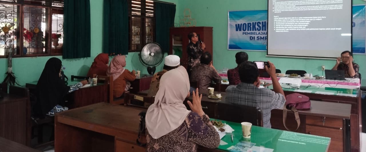 Kepala Disdik Kota Mataram Yusuf (berdiri) melakukan sosialisasi FDS kepada para kepala SMP di Aula SMPN 14 Mataram, Kamis (7/1). Uji coba Full Day School SD dan SMP di Mataram dimulai 12 Januari.