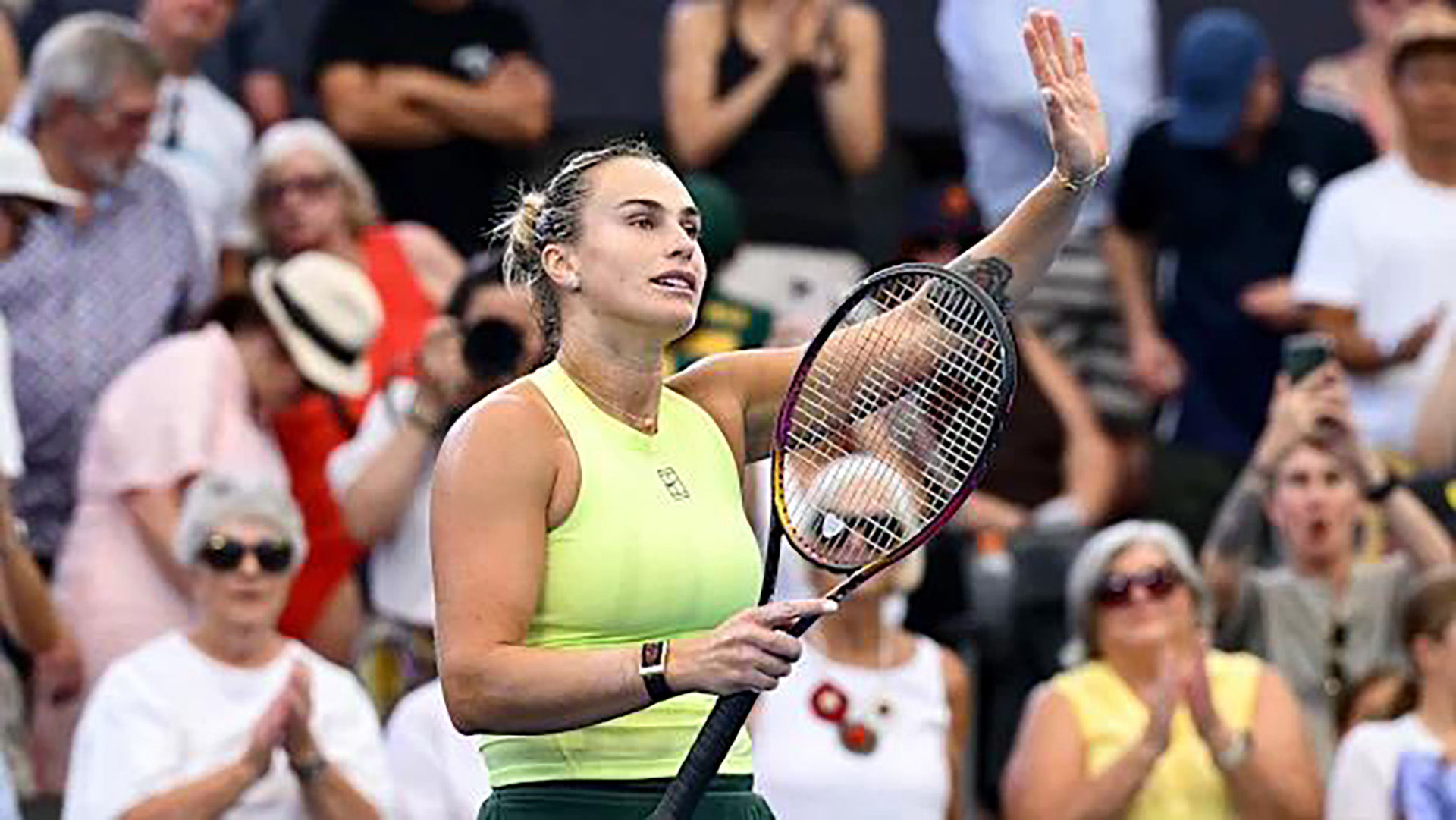 Aryna Sabalenka merayakan kemenangannya atas Madison Keys di babak perempat final Brisbane International 2026. (Foto: Bradley Kanaris via Getty Images).