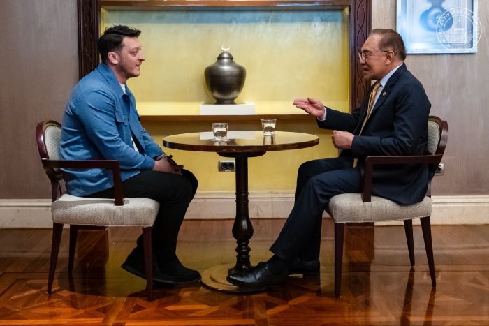 M Anwar Ibrahim temui Mesut &Ouml;zil di Istanbul, bincang isu kemanusiaan Gaza & jemput bekas bintang Arsenal itu ke Malaysia.