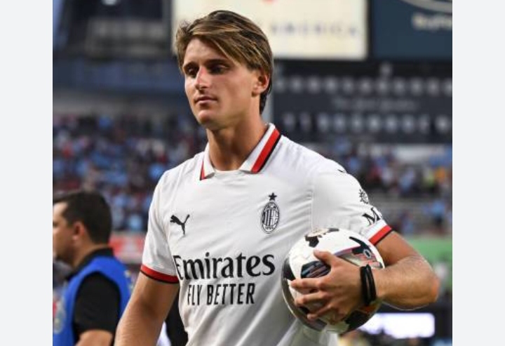 Lorenzo Colombo saat masih berseragam AC Milan, kini dia tengah menjalani masa peminjaman di Genoa.