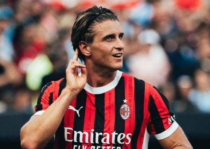 Lorenzo Colombo, striker AC Milan yang sedang dipinjamkan ke Genoa.