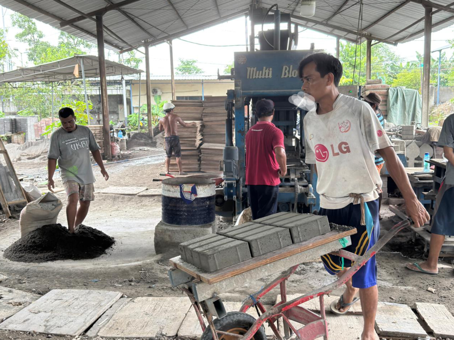 SUMBER PAD: Para pekerja PT GNE, terlihat sibuk membuat sekaligus mengangkut beton, menunjukkan aktivitas kerja di lapangan, Rabu (7/1).