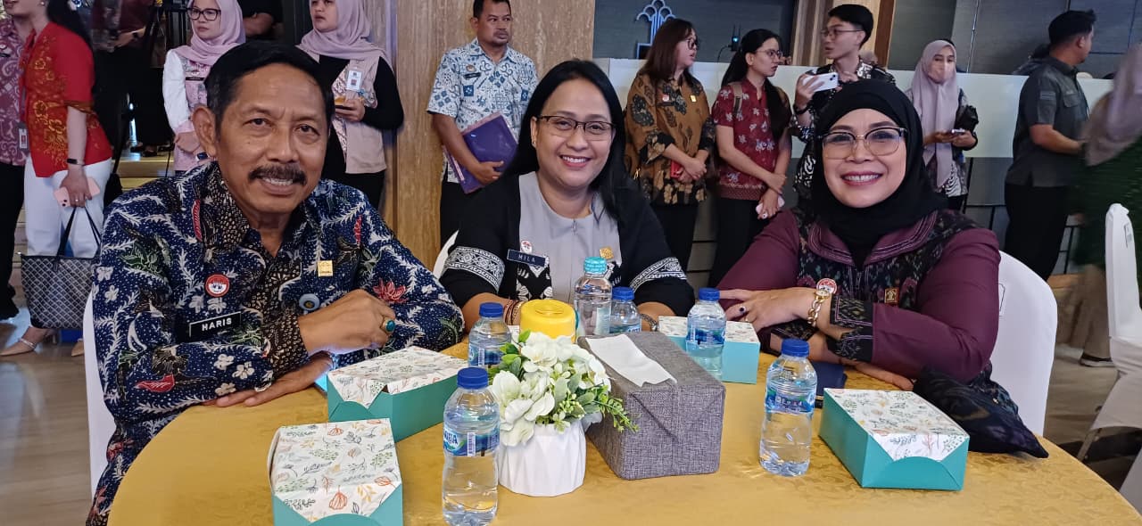 Kakanwil Kemenkum NTB I Gusti Putu Milawati (tengah) dan jajaran menghadiri enandatanganan Komitmen Bersama Pembangunan Zona Integritas dan Perjanjian Kinerja Kementerian Hukum Tahun 2026, Kamis (8/1)