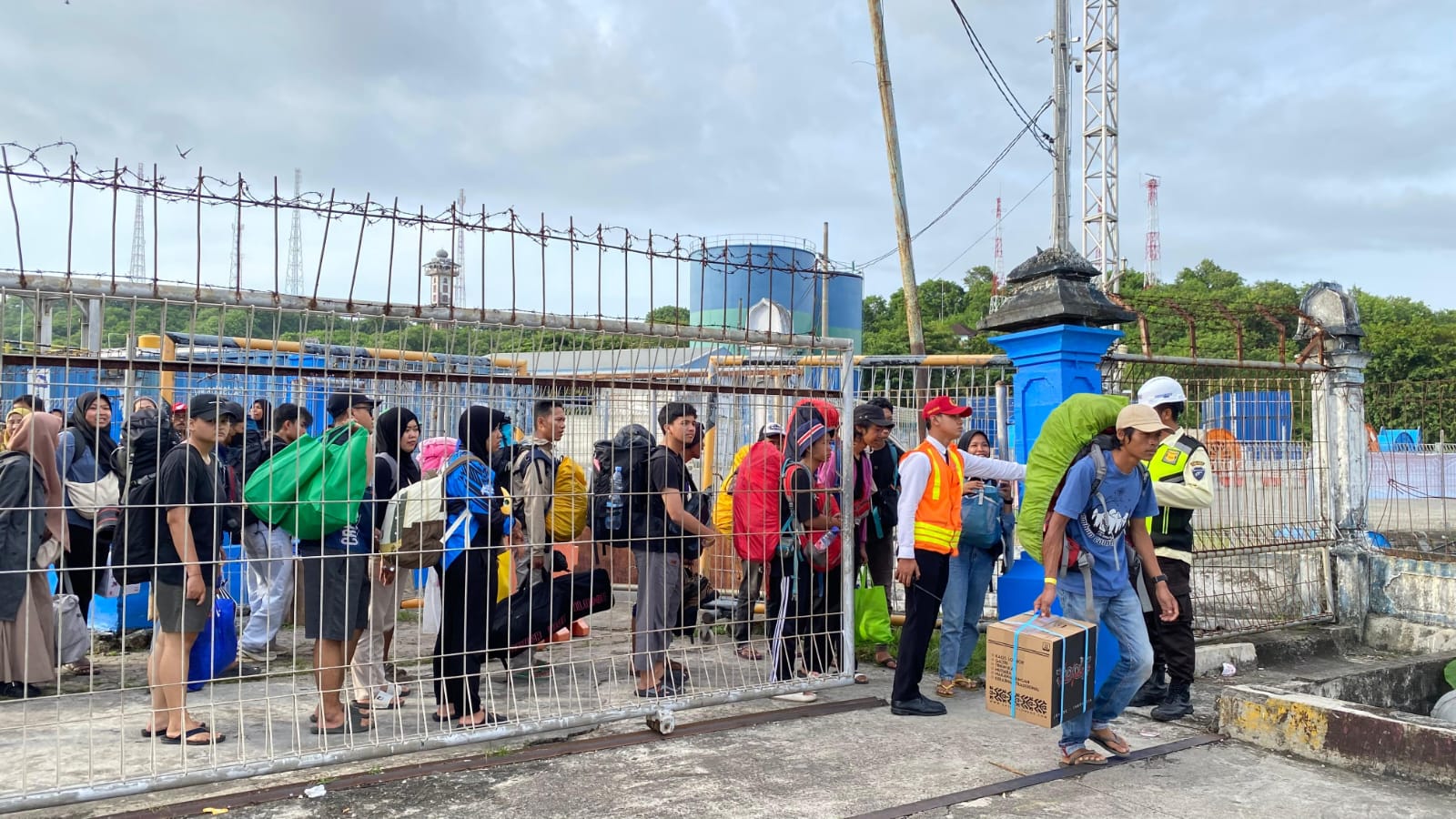 Pelabuhan Lembar di Nusa Tenggara Barat mencatatkan lonjakan signifikan pada arus kendaraan selama periode Angkutan Natal dan Tahun Baru (Nataru) 2025/2026.