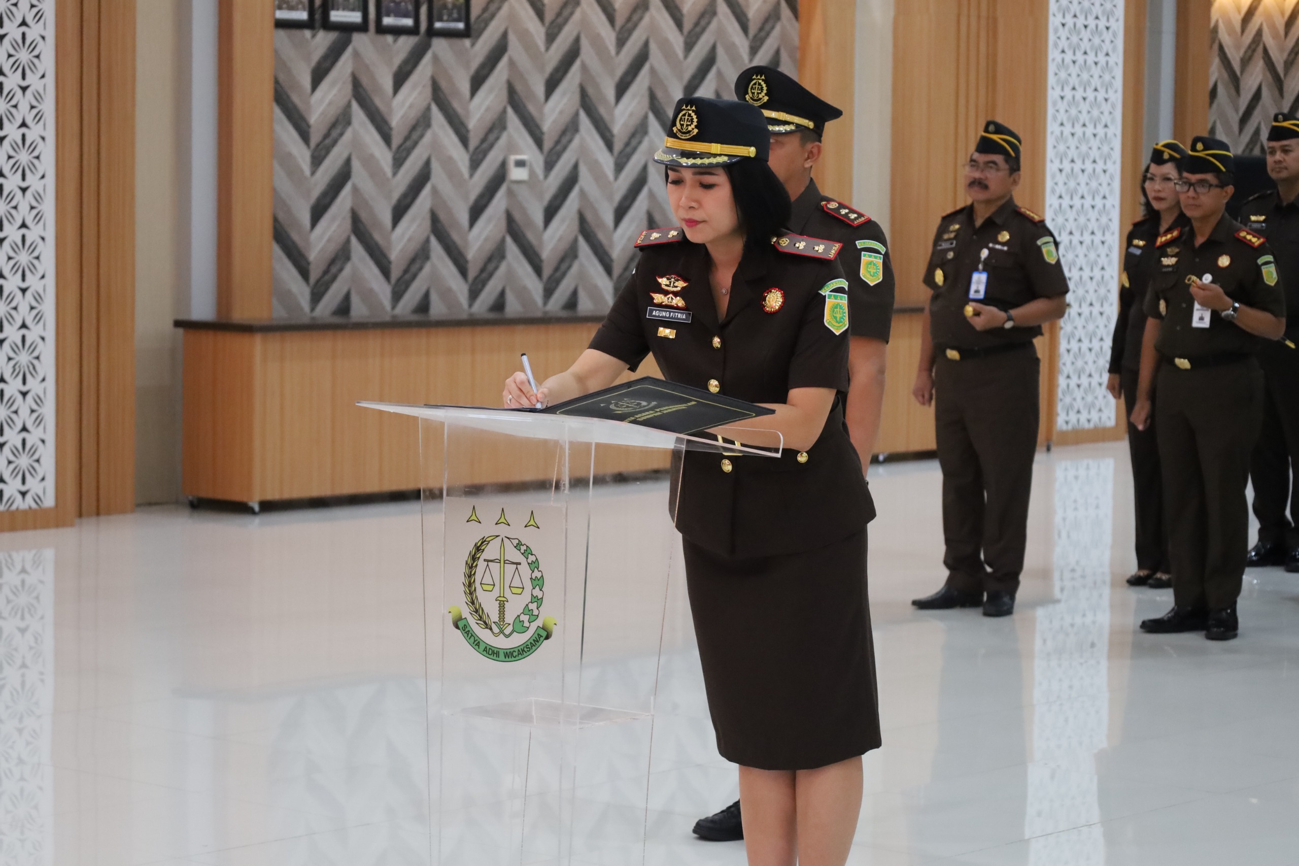 Kepala Kejaksaan Tinggi NTB, Wahyudi, secara resmi melantik I Gusti Ayu Agung Fitria Chandrawati sebagai Kajari Lombok Timur yang baru.