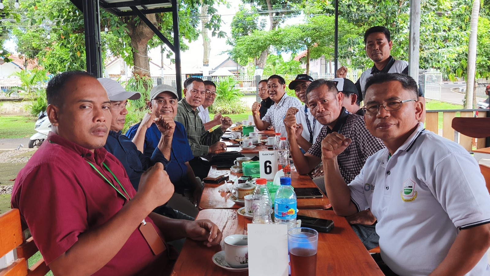 sejumlah asosiasi dan perwakilan pelaku transportasi lokal Lombok melakukan pertemuan bersama di Mataram, Jumat (9/1).