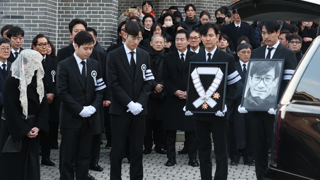 Upacara pemakaman mendiang Ahn Sung-ki dilangsungkan di Katedral Myeongdong, Jung-gu, Seoul pagi hari tanggal 9. Jung Woo-sung membawa foto mendiang, sementara Lee Jung-jae bawa tanda kehormatan.
